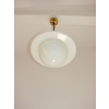 Lampa vintage z opalowego szkła i mosiężnym łańcuchem